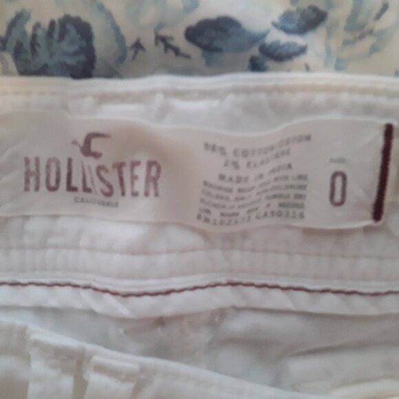 Hollister ladies size 0 white capri shorts,zipper w/2 buttons,side/back pockets - Picture 3 of 3